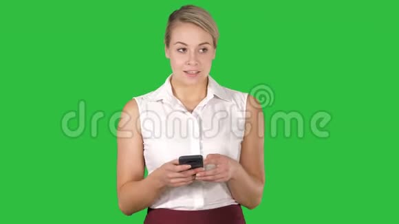 金发成熟女性使用手机的肖像微笑的快乐女性在智能手机上查看电子邮件幸福的肖像视频的预览图