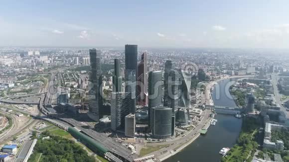 莫斯科金融区的全景美丽的摩天大楼和蓝天视频的预览图