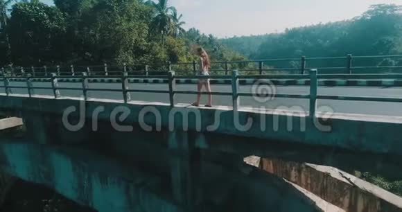 桥上的女孩视频的预览图
