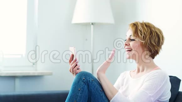 坐在灰色沙发上聊天的女人视频的预览图