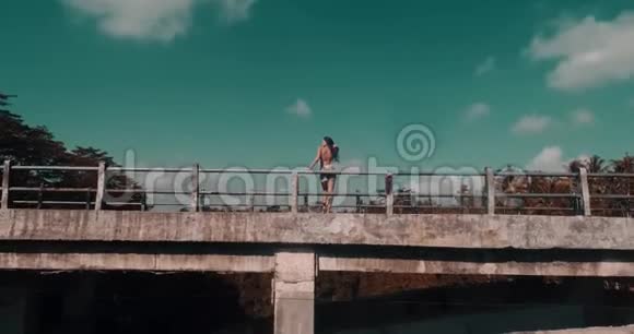 桥上的女孩视频的预览图