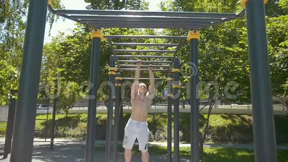 夏季在公园的水平杆上锻炼运动员视频的预览图