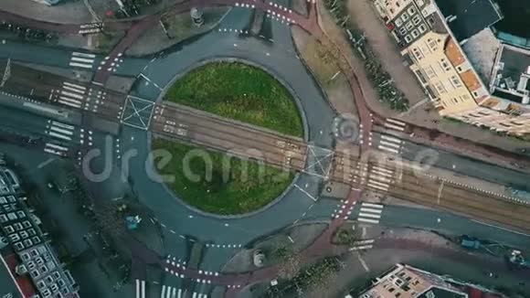 荷兰阿姆斯特丹环形交叉路口的高空俯视时间间隔视频的预览图