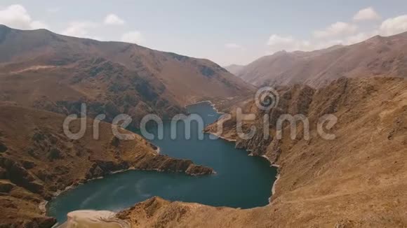 山区和美丽湖泊的空中视频视频的预览图