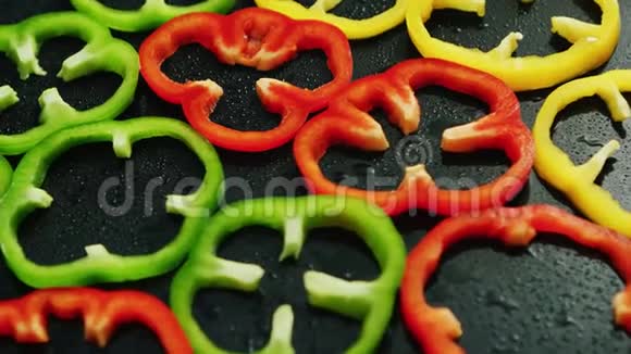 五颜六色的甜椒戒指视频的预览图