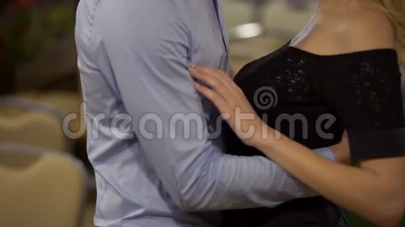 女人和男人在公园里互相拥抱和抚摸爱约会视频的预览图