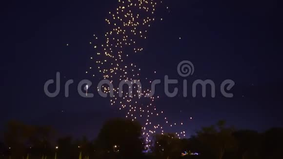 美丽的灯笼尾巴浮动的夜空泰国洛伊克拉通节视频的预览图