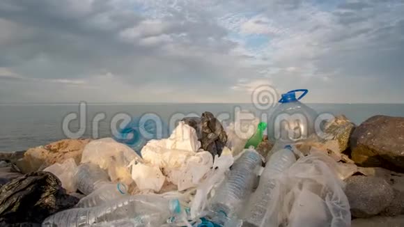 时光流逝塑料瓶被污染了云背景视频的预览图