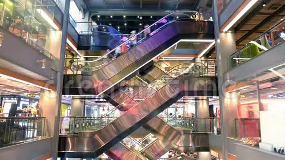 曼谷暹罗中心购物中心使用自动扶梯的时间间隔视频的预览图