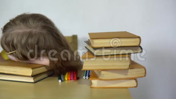 孩子睡在书上他梦到故事中的人物视频的预览图