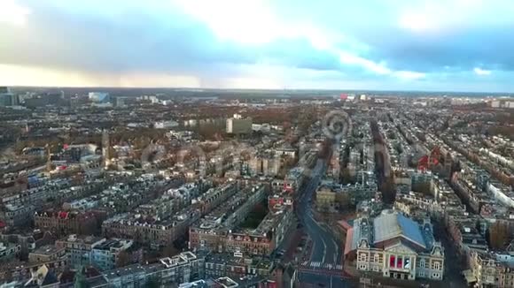 荷兰皇家音乐厅或音乐厅的阿姆斯特丹城市景观鸟瞰图视频的预览图