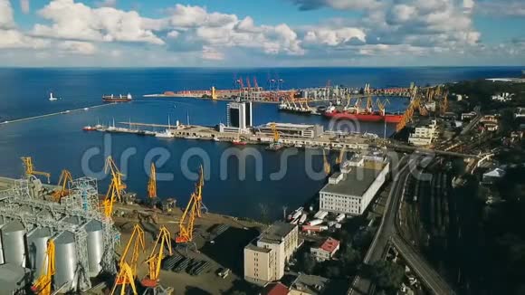 乌克兰敖德萨的巴尔克海港和市中心东欧空中无人机视频片段海港起重机视频的预览图