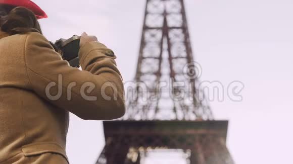 好奇的女游客拍摄埃菲尔铁塔旅游在巴黎度假视频的预览图