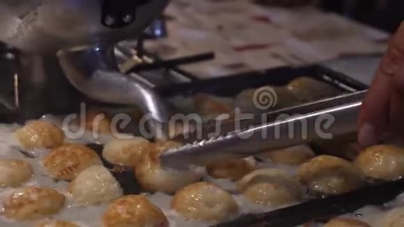 在亚洲街夜市烹制正宗日本传统菜肴日本菜视频的预览图