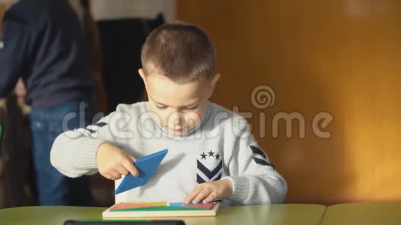 男孩玩几何形状视频的预览图