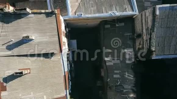 照相机在旧房子的屋顶上后苏联建筑窄院井乌克兰敖德萨视频的预览图