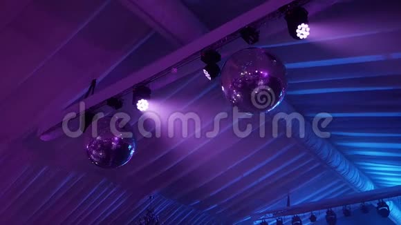上面挂在屋顶下的紫色大镜球视频的预览图