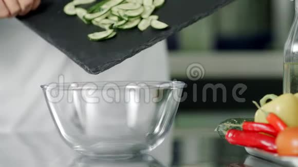 厨房餐厅的新鲜蔬菜慢动作特写切片黄瓜视频的预览图