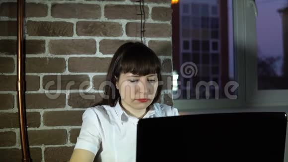 年轻的商业女性在现代办公室生病视频的预览图