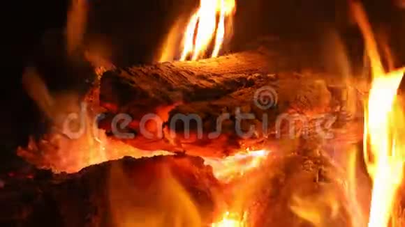 传统的壁炉燃烧的木头视频的预览图