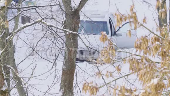 车在雪地里停车场暴风雪冬天降雪视频的预览图