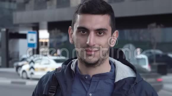 城市大街上快乐的中东年轻人视频的预览图