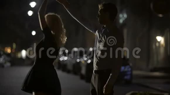 有爱心的男人和女人在夜街跳舞享受完美的约会浪漫视频的预览图