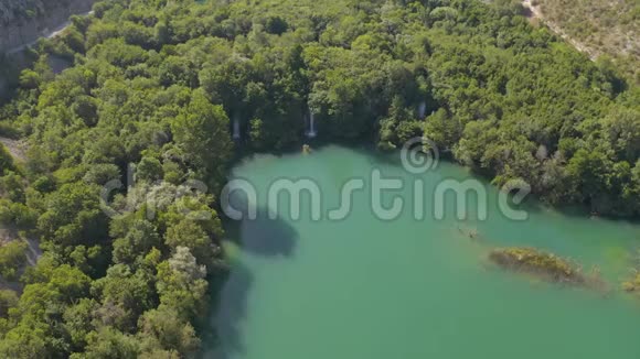 布尔利亚湖瀑布的鸟瞰图视频的预览图