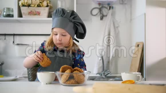 学龄前女孩吃自己亲手做的饼干视频的预览图