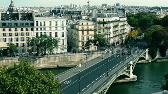 观到法国巴黎的桥和传统建筑准备射击视频的预览图