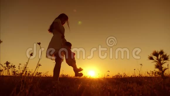 妈妈在日落时围着小孩转快乐的爸爸和小女儿一起玩视频的预览图