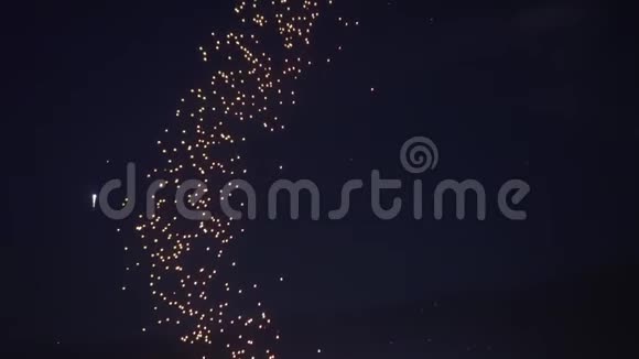 美丽的灯笼尾巴在夜空中飘浮视频的预览图