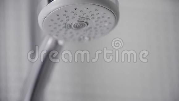 浴室淋浴喷头的特写镜头水在缓慢的运动中喷射和流动视频的预览图