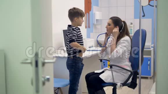 一位医生用听诊器听一位学生的胸部视频的预览图