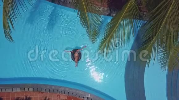 女人在阳光下度假游泳视频的预览图
