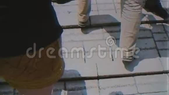 双脚行走在教科文组织遗产莫斯塔尔斯塔里最大的视频的预览图