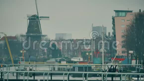 荷兰阿姆斯特丹市运河沿线道路交通的时间流逝视频的预览图