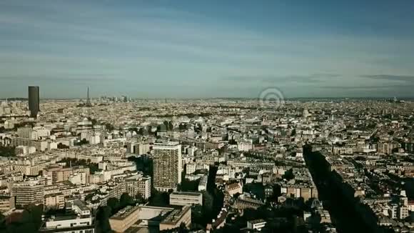 法国埃菲尔铁塔在巴黎的空中拍摄视频的预览图