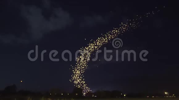 美丽的灯笼尾巴漂浮在夜空中为泰国洛伊克拉通节日服务视频的预览图