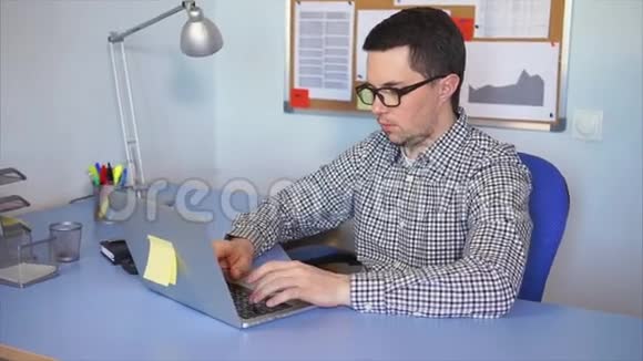 技术支持专家在笔记本电脑键盘上打印安全代码视频的预览图
