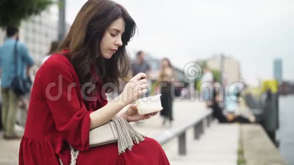 夏天美丽的黑发女人在德国街头吃饭视频的预览图