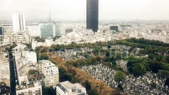 法国巴黎城市景观埃菲尔铁塔和著名的蒙帕纳斯公墓的空中拍摄视频的预览图