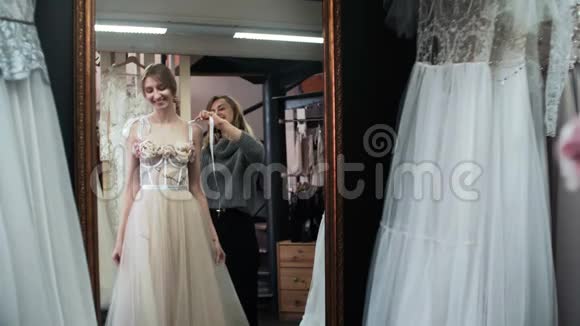 时尚裁缝正在帮助新娘选择婚纱婚礼礼服时尚视频的预览图