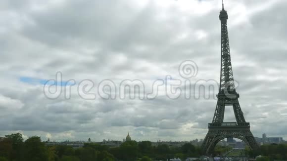 埃菲尔铁塔在多云天空中的时间流逝视频的预览图