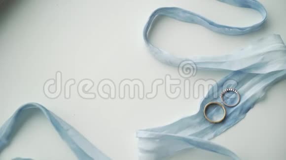 两枚蓝丝带结婚戒指视频的预览图