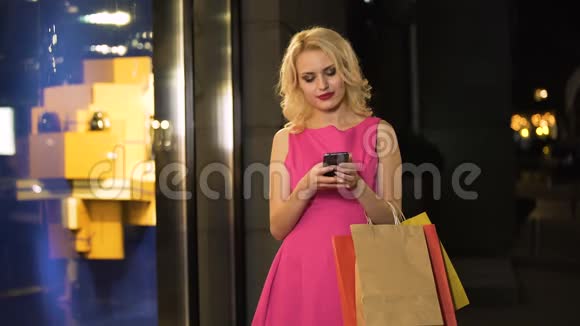 调情的金发女郎在时尚精品店里进行电话交谈视频的预览图