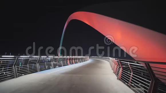 晚上在迪拜的五彩桥上迪拜希腊运河视频的预览图