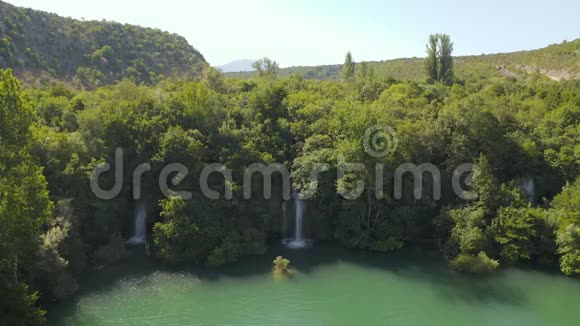 布尔利亚湖瀑布的鸟瞰图视频的预览图