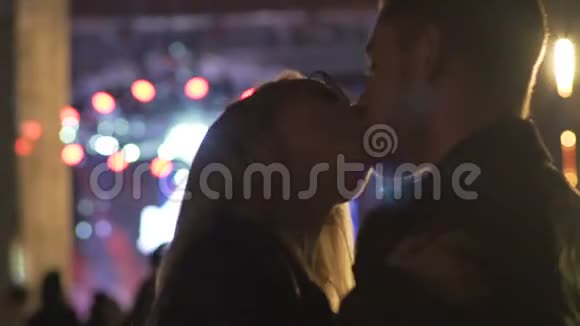 男人和女人热烈地接吻在DJ音乐节上跳舞恋爱视频的预览图
