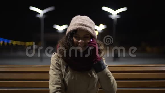 多种族的女人甜蜜地交流在公园和朋友约会视频的预览图